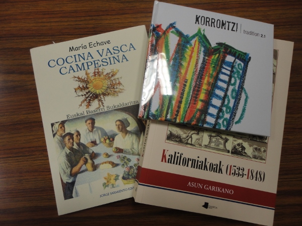 Sarietako hiru: Argentinako Marita Echaveren 'Cocina Vasca Campesina'; Korrontzi talde mungiarraren azken CDa; Asun Garikanoren 'Kaliforniakoak' liburua; eta, argazkian falta, NYen bizi den Guillermo Zubiaga marrazkigilearen 'Joanes' komikia, ingelesez